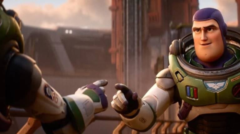 Lightyear, prohibida en 14 países por una escena de beso lésbico