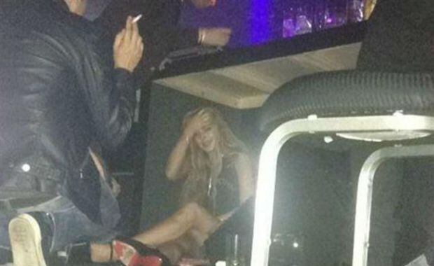 Lindsay Lohan, abajo de una mesa. (Foto: Web)