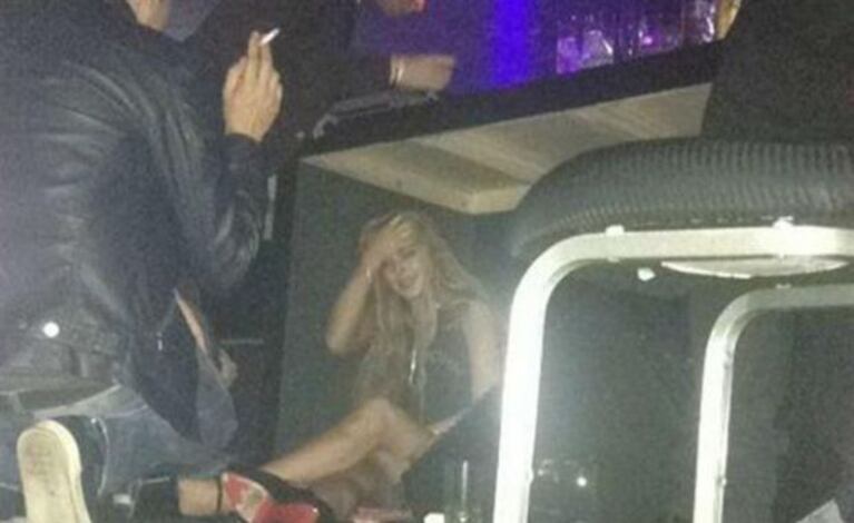 Lindsay Lohan, abajo de una mesa. (Foto: Web)