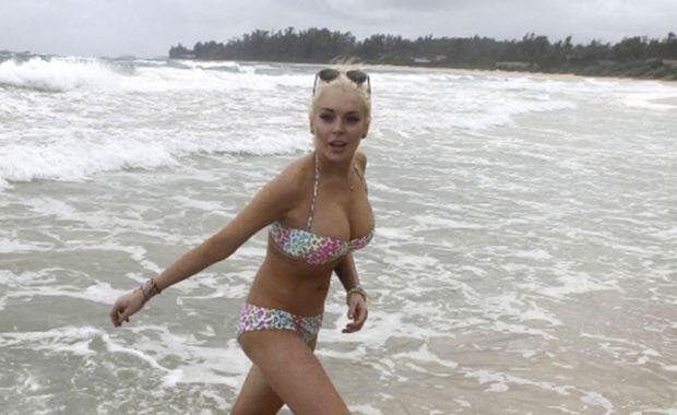 Lindsay Lohan, después de Playboy, mostró sus curvas en Hawaii