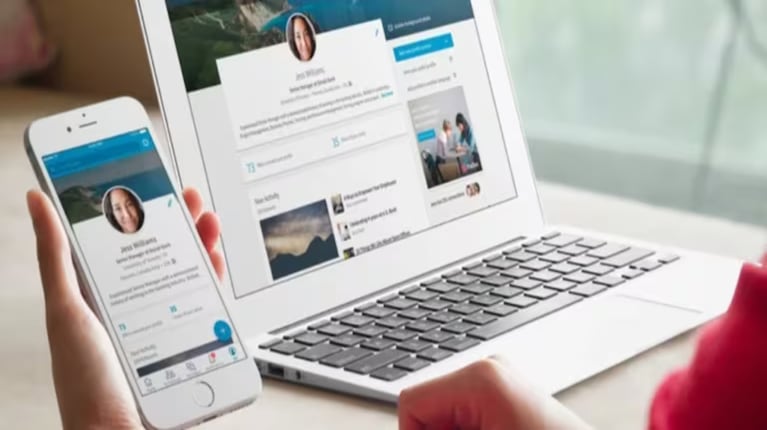 LinkedIn ayuda con Persona para sumar la verificación de identidad mediante pasaporte electrónico con chip NFC
