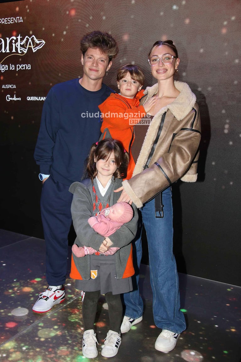 Lionel Ferro y Amira Chediak con sus hijos Roma y Donato. Foto: Movilpress.