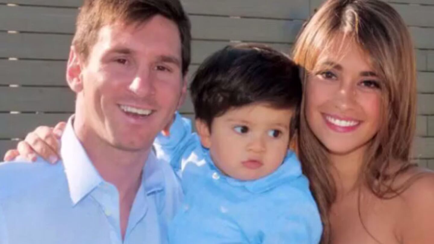 Lionel Messi, Antonella Roccuzzo y Thiago recibieron a Mateo. Foto: Web. 