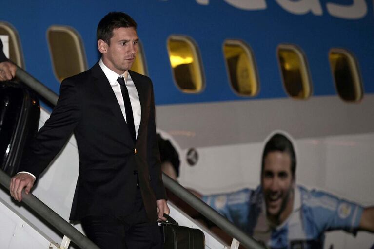 Lionel Messi baja del avión para pisar tierra brasileña. (Foto: @Argentina)