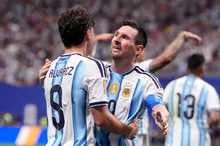 Lionel Messi celebra tras anotar el segundo gol de Argentina ante Egipto en los octavos de final del Mundia, el martes 7 de julio de 2026, en Atlanta. (AP Foto/Mike Stewart)