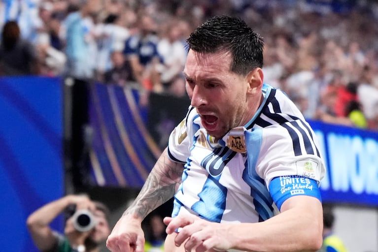 Lionel Messi celebra tras anotar el segundo gol de Argentina ante Egipto en los octavos de final del Mundia, el martes 7 de julio de 2026, en Atlanta. (AP Foto/Mike Stewart)