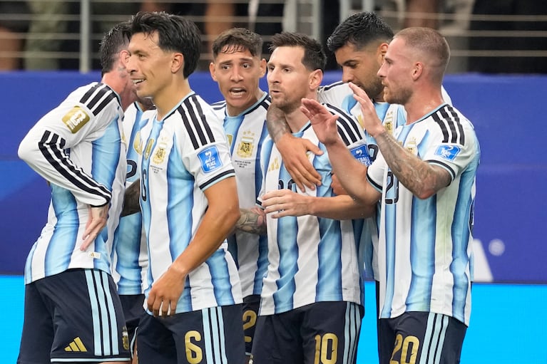 Lionel Messi celebra tras anotar un gol para Argentina en el partido contra Austria en el partido por el Grupo J del Mundial, el lunes 22 de junio de 2026, en Arlington, Texas. (AP Foto/Gutiérrez)