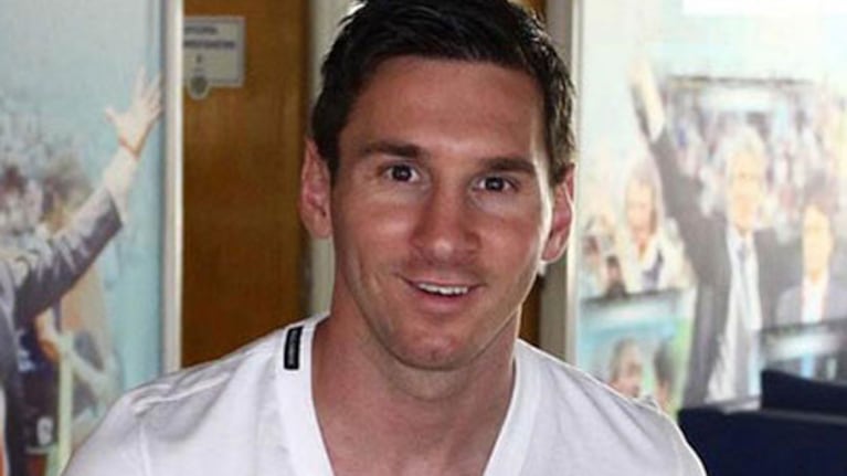 Lionel Messi con Cómo conseguir chicas, el libro de Joe Fernández. (Foto: Album personal Joe Fernández)