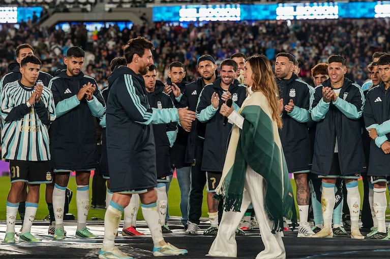 Lionel Messi con la Sole y sus compañeros en su despedida de la Selección argentina en el Monumental (Foto: Instagram).