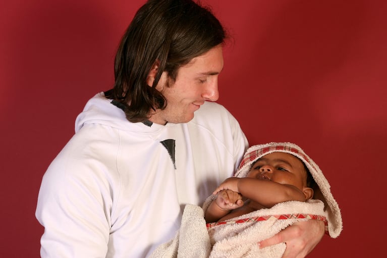 Lionel Messi con Lamine Yamal en brazos. (Foto: AP)
