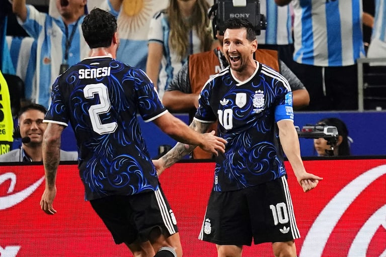 Lionel Messi con Senesi. (AP Photo/Tony Gutierrez).