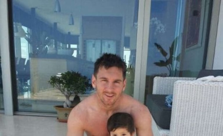 Lionel Messi con su hijo, Thiago, en Ibiza (Foto: Tencent Weibo).