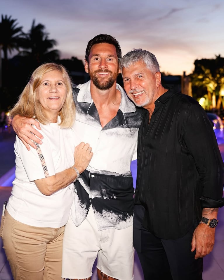 Lionel Messi con sus padres Jorge Messi y Celia Cuccittini. Foto: Instagram @leomessi