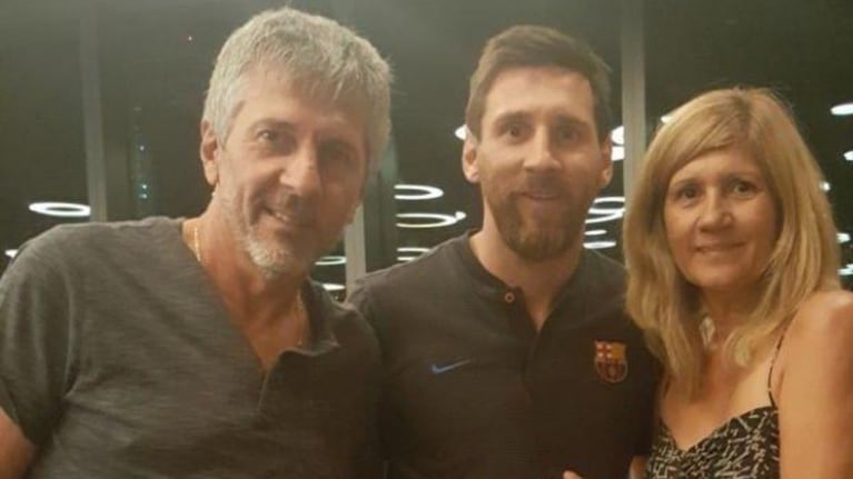 Lionel Messi con sus padres Jorge y Celia.