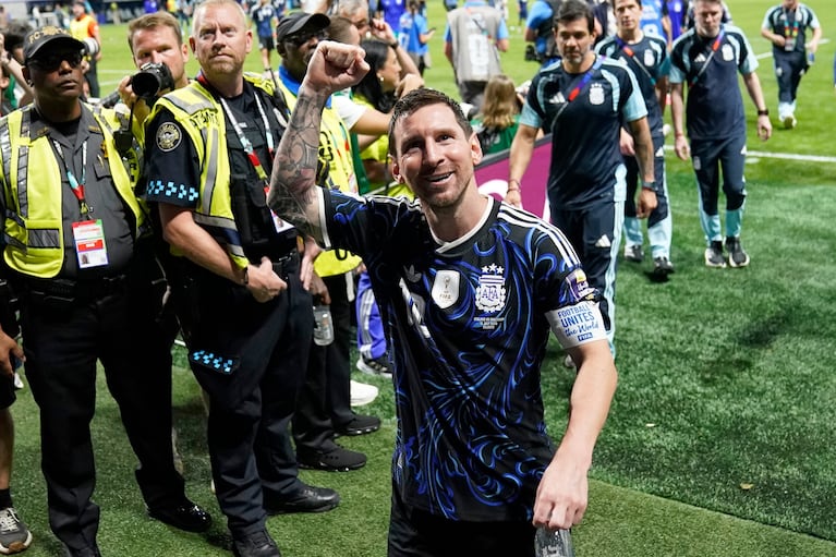 Lionel Messi, de Argentina, festeja al marcharse del campo tras la victoria sobre Inglaterra en la semifinal de la Copa del Mundo, el miércoles 15 de julio de 2026 (AP Foto/Jacob Kupferman)