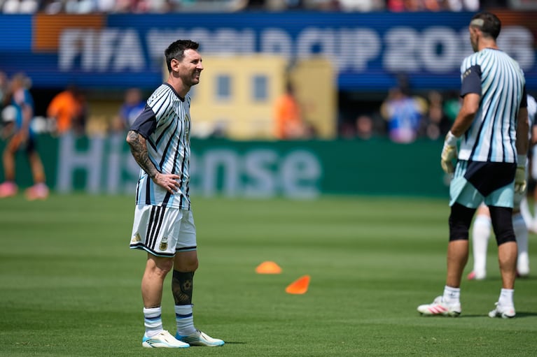 Lionel Messi, de la selección de Argentina, calienta para la final mundialista en East Rutherford, Nueva Jersey, el domingo 9 de julio de 2026, ante España (AP Foto/Ashley Landis)