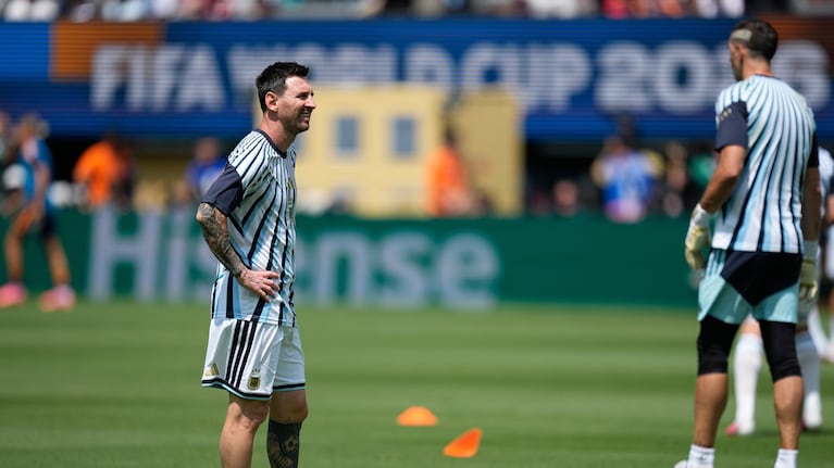 Lionel Messi, de la selección de Argentina, calienta para la final mundialista en East Rutherford, Nueva Jersey, el domingo 9 de julio de 2026, ante España (AP Foto/Ashley Landis)