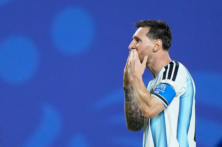 Lionel Messi, de la selección de Argentina, festeja tras anotar su tercer gol del partido ante Argelia en el Mundial, el martes 16 de junio de 2026 en Kansas City, Missouri (AP Foto/Charlie Riedel)