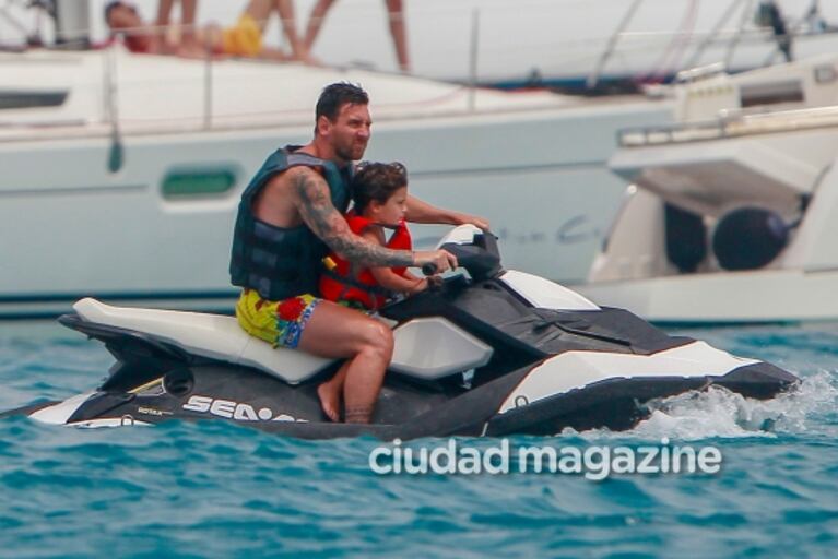 Lionel Messi disfrutó de Formentera en familia, a pura adrenalina: diversión en una moto de agua con sus hijos