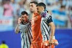 Lionel Messi, Emiliano Martinez y Geronimo Rulli. (AP Photo/Charlie Riedel)
