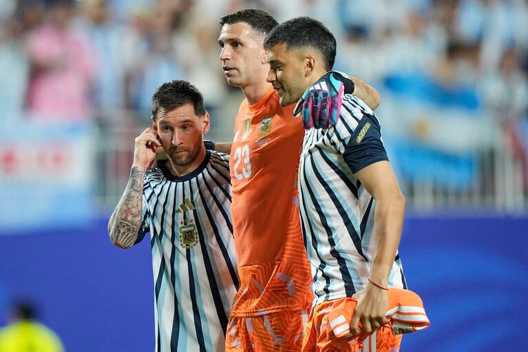 Lionel Messi, Emiliano Martinez y Geronimo Rulli. (AP Photo/Charlie Riedel)