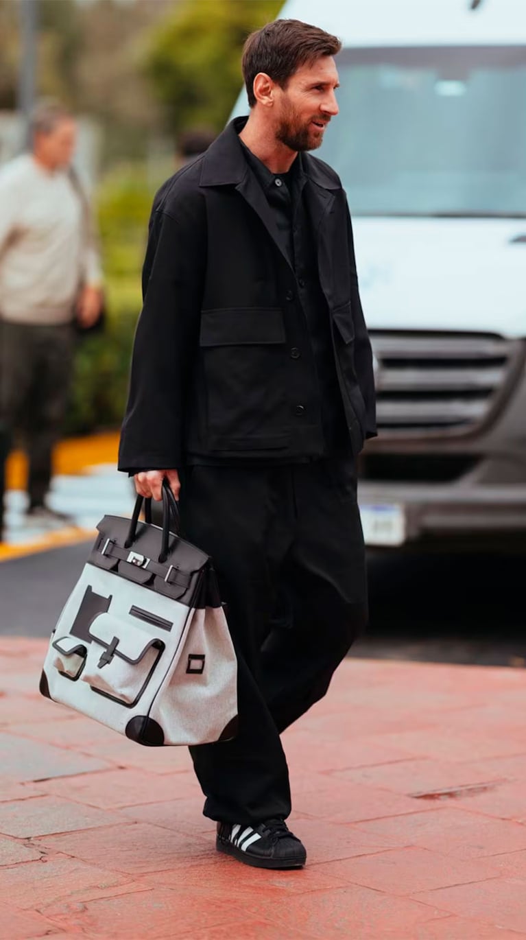 Lionel Messi en septiembre del 2025 tras aterrizar en la Argentina para el partido de la Selección contra Venezuela y Ecuador con un bolso Hermès Cargo HAC Birkin 40 Caja y Toile Negro con Herrajes Paladio, de aproximadamente USD 99.000 (Foto: X/@argentina).