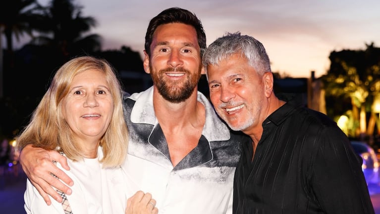 Lionel Messi escoltado por sus padres, Celia Cuccinitti y Jorge Messi. Los comienzos en Barcelona fueron muy duros para la familia. Foto: Instagram / @leomessi