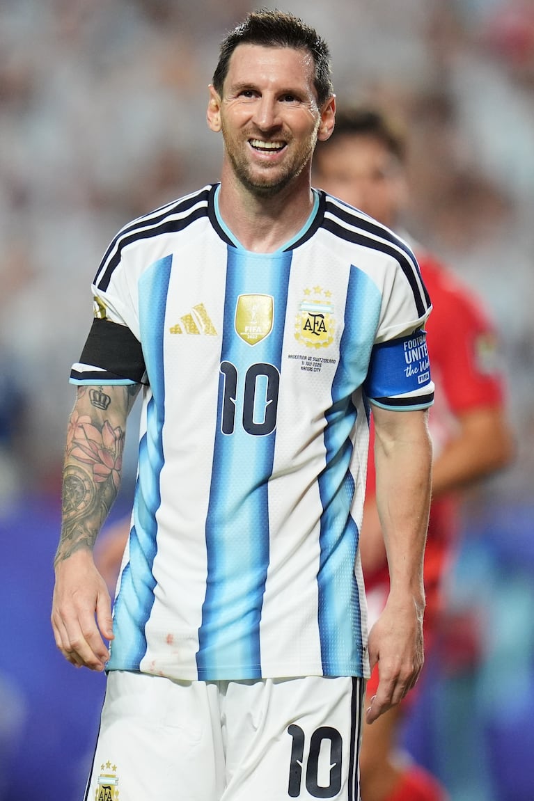 Lionel Messi feliz tras meter a Argentina entre los cuatro mejores de la Fifa por tercera vez. (AP Photo/Jeff Roberson)