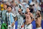 Lionel Messi festeja junto a Lautaro Martínez el pase a semifinal, donde Argentina enfrentará a Inglaterra. (AP Photo/Charlie Riedel)