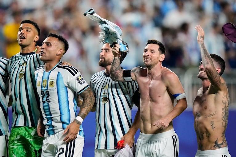 Lionel Messi festeja junto a Lautaro Martínez el pase a semifinal, donde Argentina enfrentará a Inglaterra. (AP Photo/Charlie Riedel)