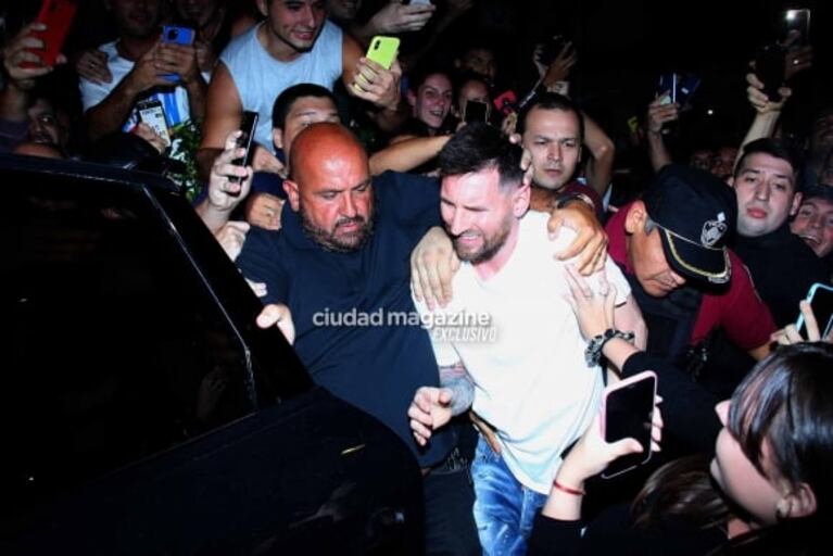 Lionel Messi fue a comer a una parrilla de Palermo y revolucionó todo: las fotos de su multitudinaria salida