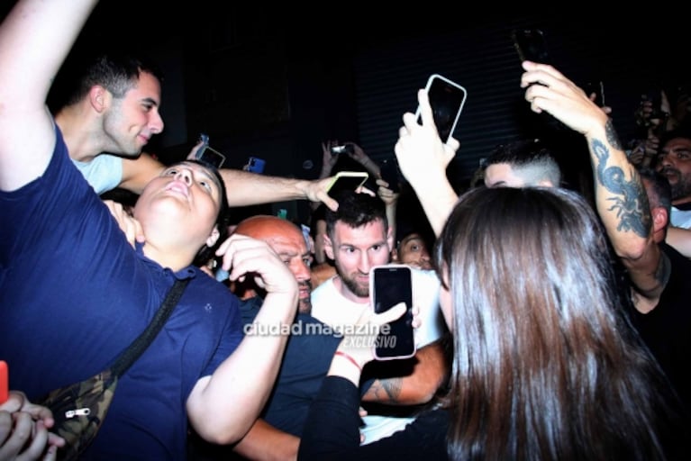 Lionel Messi fue a comer a una parrilla de Palermo y revolucionó todo: las fotos de su multitudinaria salida