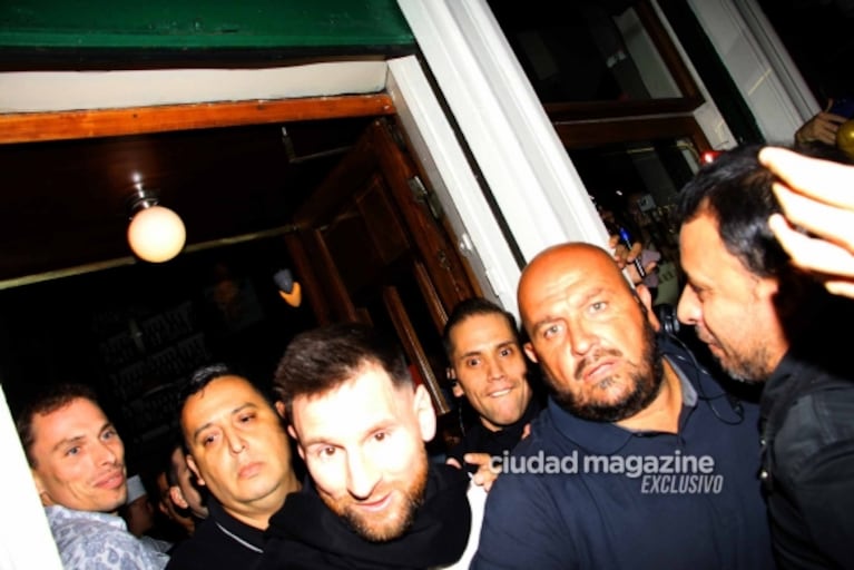 Lionel Messi fue a comer a una parrilla de Palermo y revolucionó todo: las fotos de su multitudinaria salida
