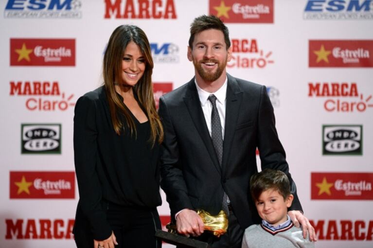 Lionel Messi fue premiado con el "Botín de Oro 2017": la presencia de Antonela Roccuzzo y el tierno beso con su hijo mayor, Thiago