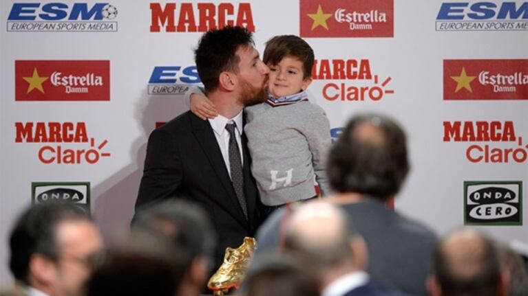 Lionel Messi fue premiado con el "Botín de Oro 2017": la presencia de Antonela Roccuzzo y el tierno beso con su hijo mayor, Thiago