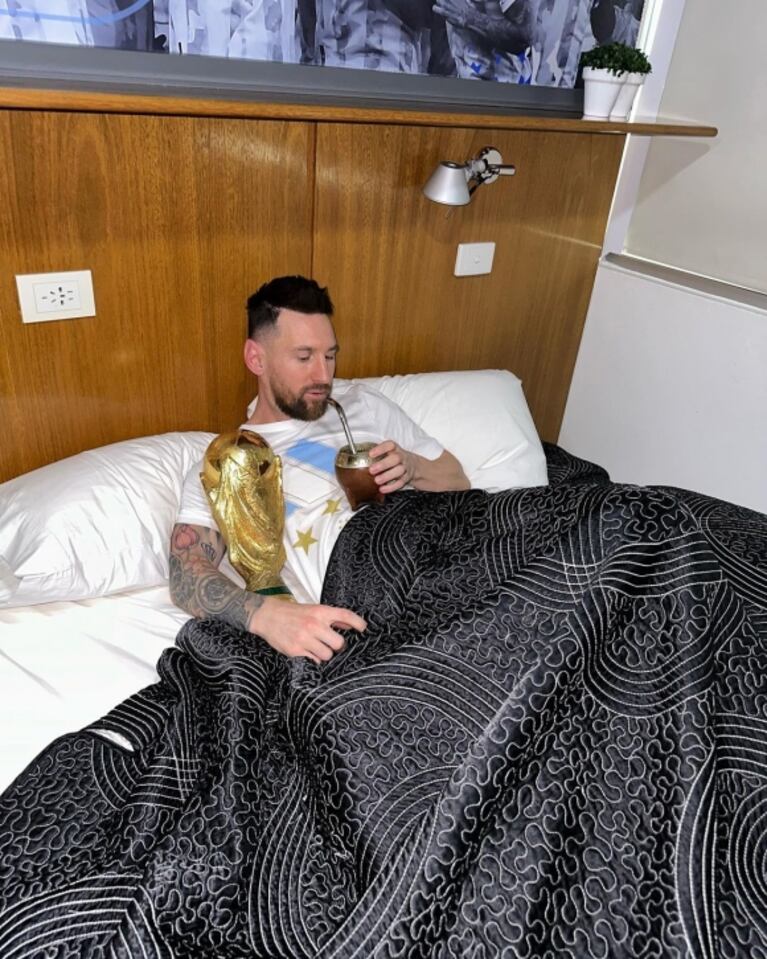 Lionel Messi, inseparable de la Copa del Mundo: las fotos del crack durmiendo y desayunando con el trofeo