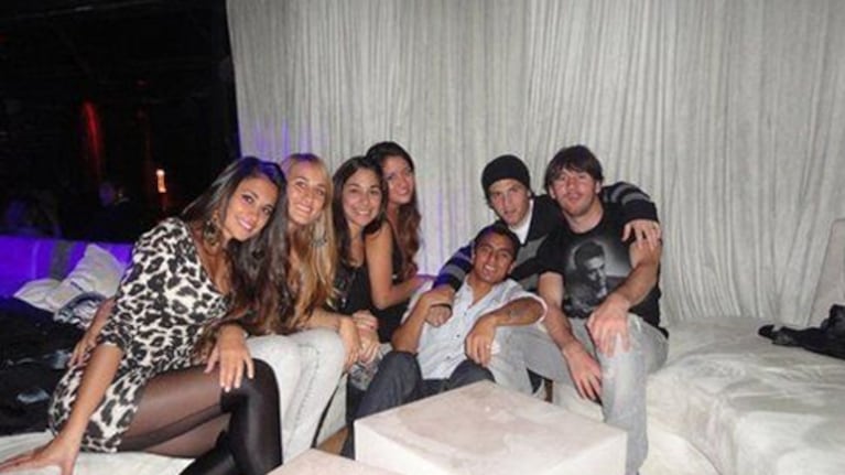 Lionel Messi junto a su novia (en animal print) y amigos. (Foto: Facebook)
