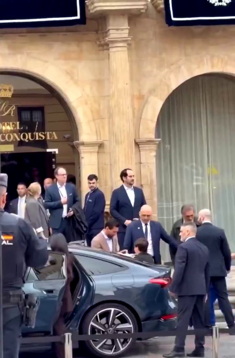 Lionel Messi le firmó los botines a un niño fanático en Oviedo (Foto: captura de X/@goat10R).