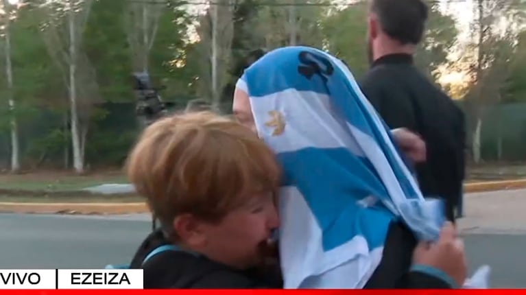 Lionel Messi llegó a la Argentina: el llanto desconsolado del nene que no lo pudo ver (eltrece)