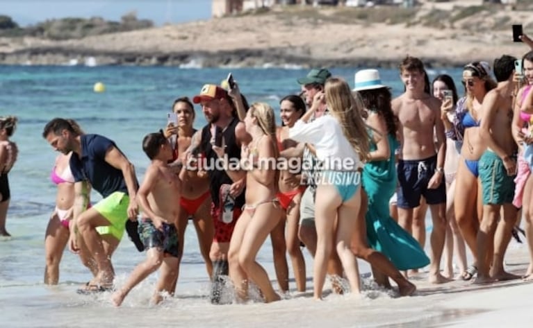 Lionel Messi revolucionó una playa de Ibiza: las fotos de los fans rodeando al ídolo