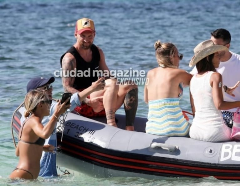 Lionel Messi revolucionó una playa de Ibiza: las fotos de los fans rodeando al ídolo