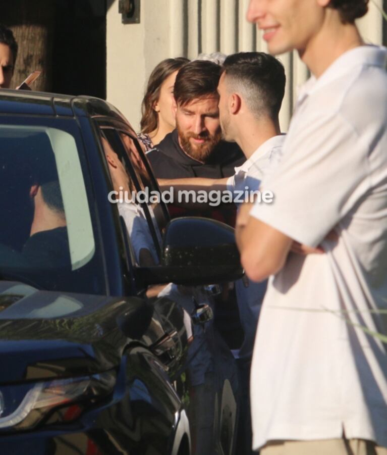 Lionel Messi y Antonela Roccuzzo con sus hijos en Argentina: almuerzo en la Costanera y el cariño de los fans