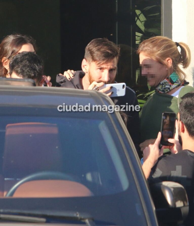 Lionel Messi y Antonela Roccuzzo con sus hijos en Argentina: almuerzo en la Costanera y el cariño de los fans