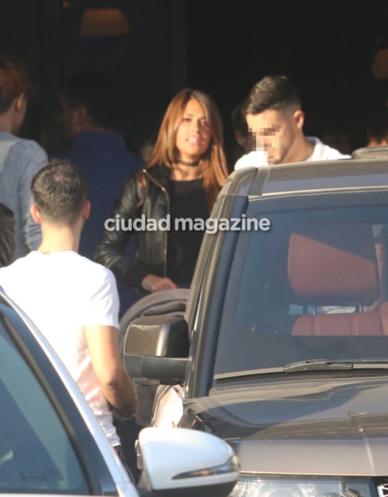 Lionel Messi y Antonela Roccuzzo con sus hijos en Argentina: almuerzo en la Costanera y el cariño de los fans