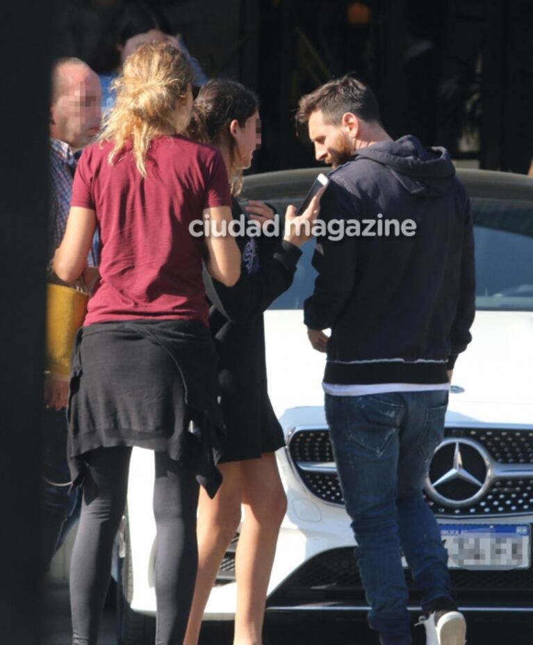 Lionel Messi y Antonela Roccuzzo con sus hijos en Argentina: almuerzo en la Costanera y el cariño de los fans