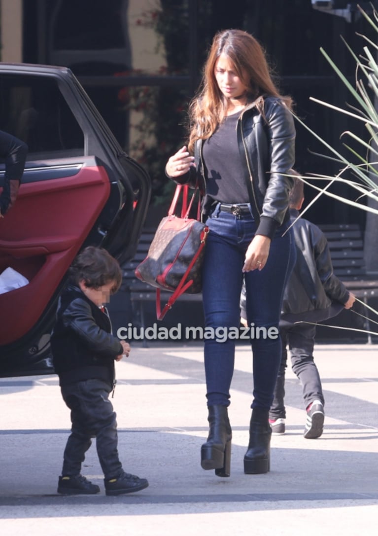 Lionel Messi y Antonela Roccuzzo con sus hijos en Argentina: almuerzo en la Costanera y el cariño de los fans