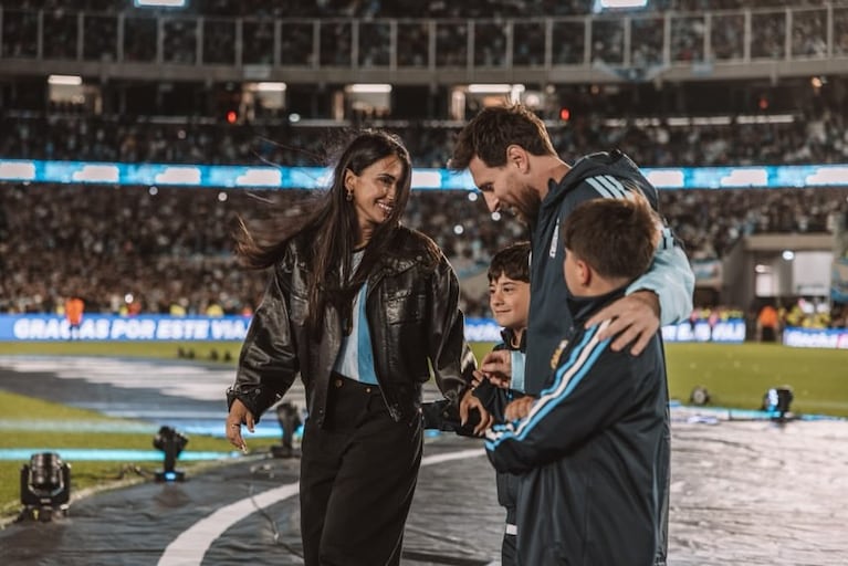 Lionel Messi y Antonela Roccuzzo con sus hijos (Foto: Instagram).