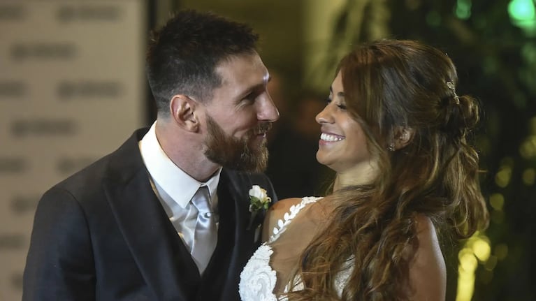 Lionel Messi y Antonela Roccuzzo sonrientes
