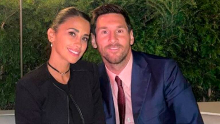 Lionel Messi y Antonela Rocuzzo se fotografiaron junto a la Torre Eiffel: noche romántica en París