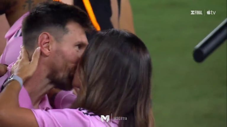 Lionel Messi y el beso de Antonela Roccuzzo. Foto: Captura de TV